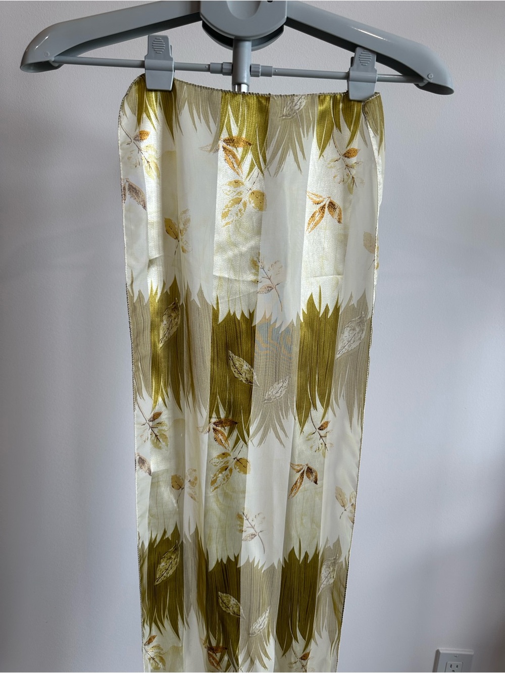 2 scarves Women’s Olive Floral Scarf 🧣